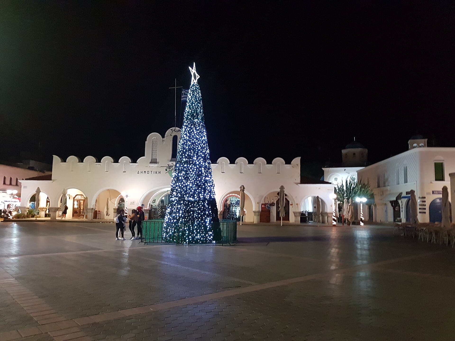 Christmas tree on the market square of Kos at night