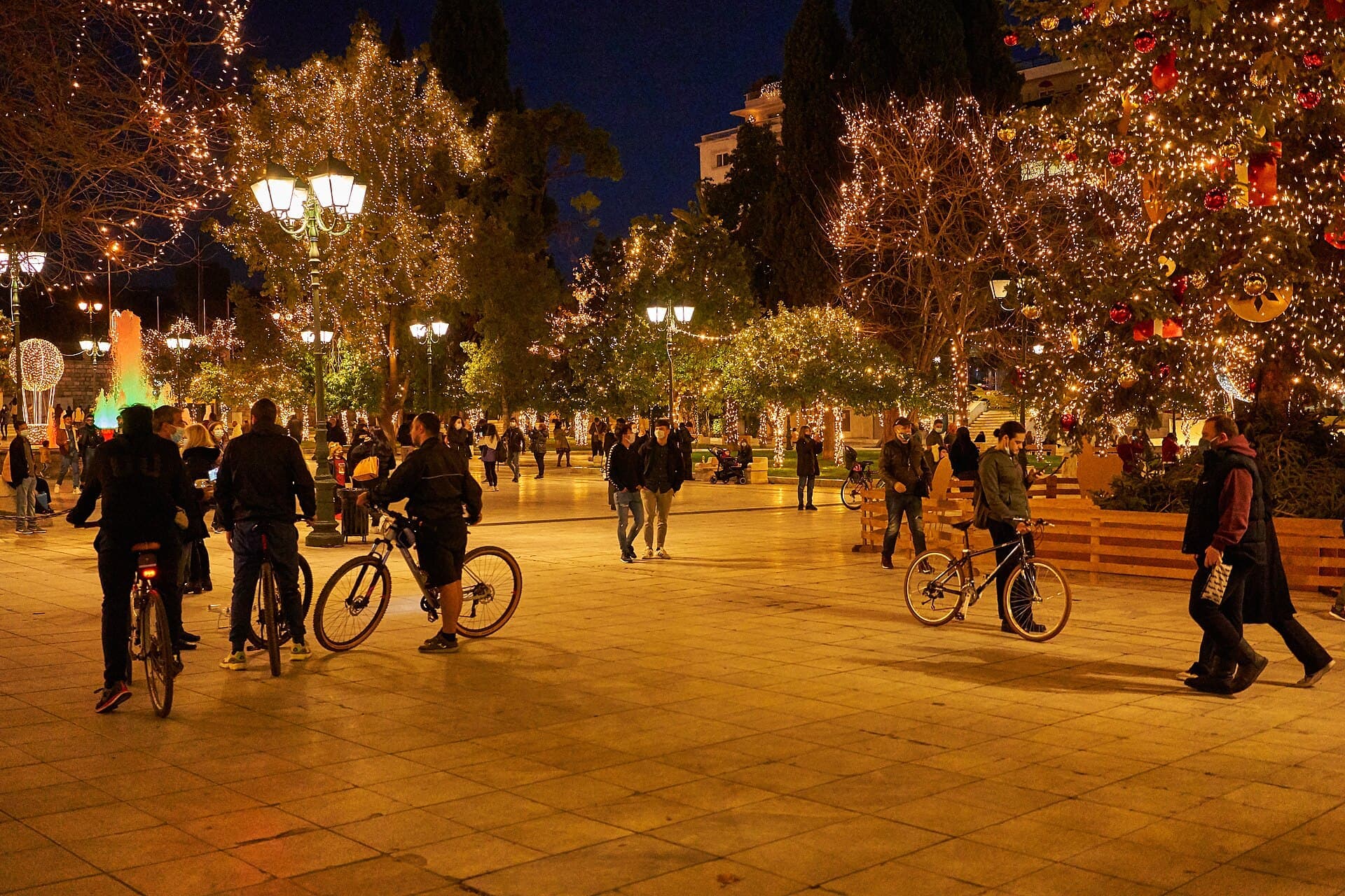 Χριστουγεννιάτικα φώτα και περαστικοί στην πλατεία Συντάγματος