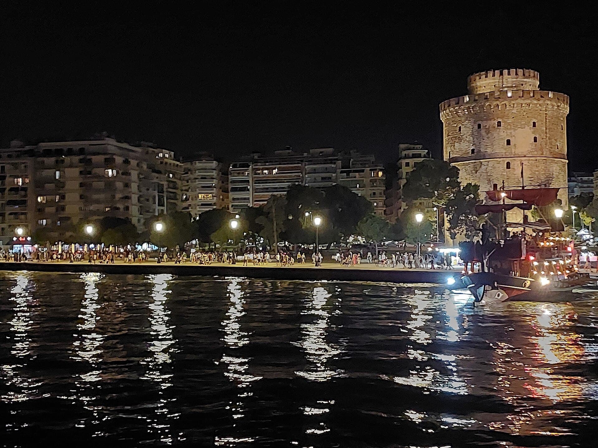 The Thessaloniki waterfront and the White Tower at night